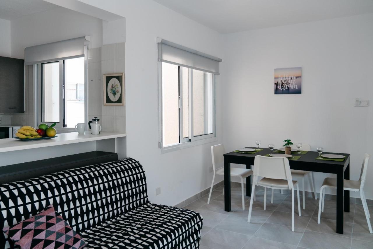 Seasunlove Apt. Apartment Larnaca Bagian luar foto